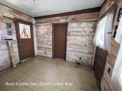 Entry Way - 27 N Grout, Gladwin, MI 48624 photo 5 of 7
