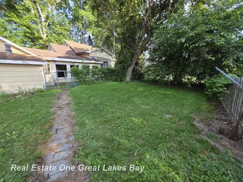Exterior - 27 N Grout, Gladwin, MI 48624 photo 13 of 27