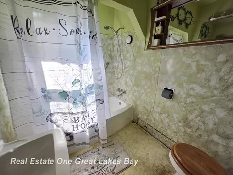 Bath - 27 N Grout, Gladwin, MI 48624 photo 2 of 3