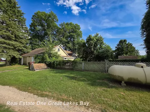 Exterior - 27 N Grout, Gladwin, MI 48624 photo 11 of 27
