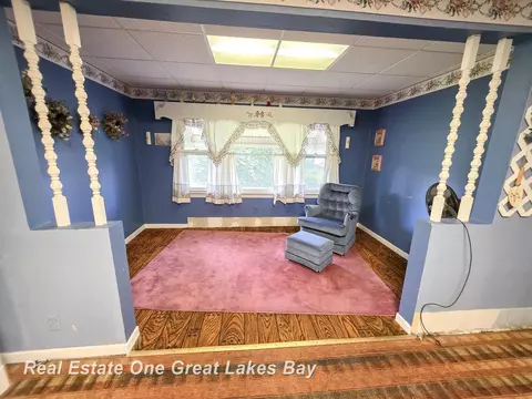 Living - 27 N Grout, Gladwin, MI 48624 photo 5 of 8