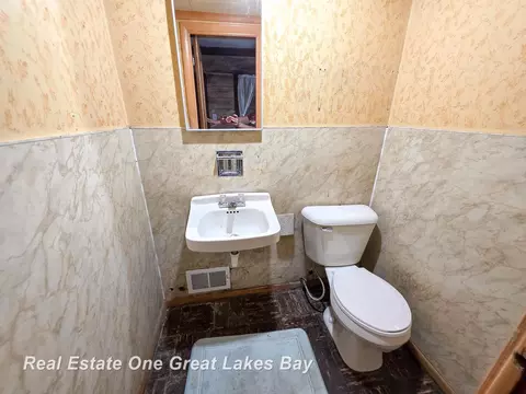 Bath - 27 N Grout, Gladwin, MI 48624 photo 3 of 3