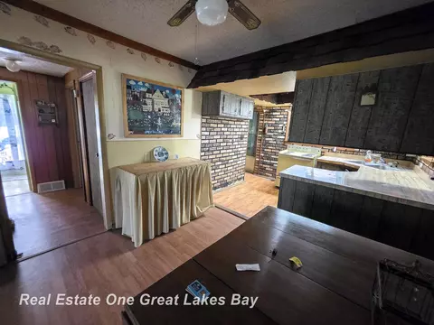 Entry Way - 27 N Grout, Gladwin, MI 48624 photo 1 of 7