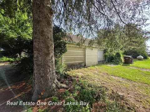 Exterior - 27 N Grout, Gladwin, MI 48624 photo 9 of 27