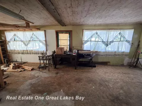 Living - 27 N Grout, Gladwin, MI 48624 photo 8 of 8