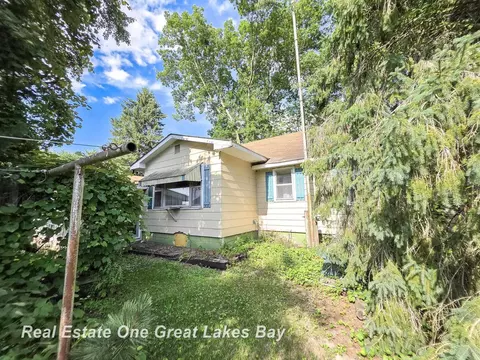 Exterior - 27 N Grout, Gladwin, MI 48624 photo 24 of 27