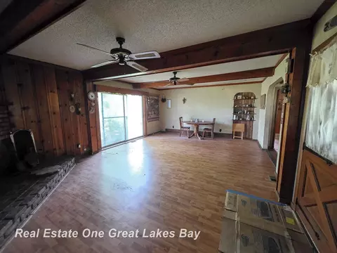 Living - 27 N Grout, Gladwin, MI 48624 photo 3 of 8