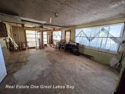 Living - 27 N Grout, Gladwin, MI 48624 photo 7 of 8