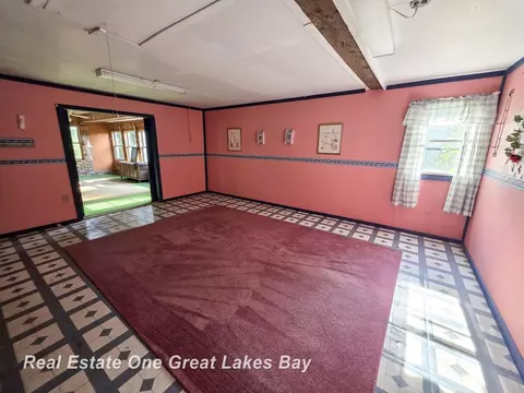 Living - 27 N Grout, Gladwin, MI 48624 photo 6 of 8