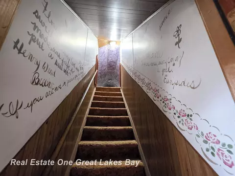 Entry Way - 27 N Grout, Gladwin, MI 48624 photo 2 of 7
