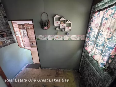 Entry Way - 27 N Grout, Gladwin, MI 48624 photo 4 of 7