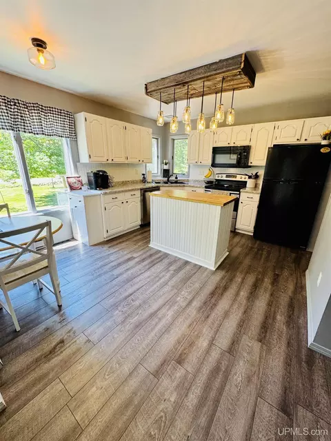 Kitchen - 4905 Co Rd Pi, Ishpeming, MI 49849 photo 2 of 4