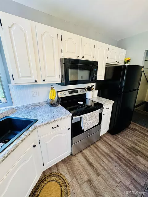 Kitchen - 4905 Co Rd Pi, Ishpeming, MI 49849 photo 3 of 4