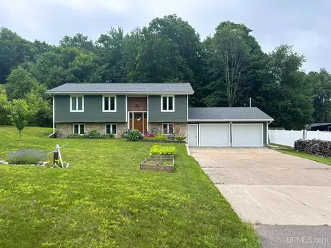 e9415 Maple Street, Munising, MI 49862