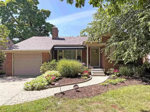 1031 Anita, Grosse Pointe Woods, MI 48236