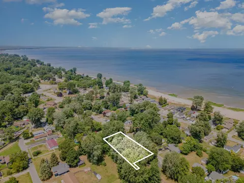 870 Shady Shr, Bay City, MI 48706