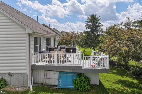 Exterior - 2110 Lochnayne, Davison, MI 48423 photo 6 of 8