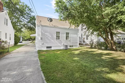 2106 Brys, Grosse Pointe Woods, MI 48236 photo 33
