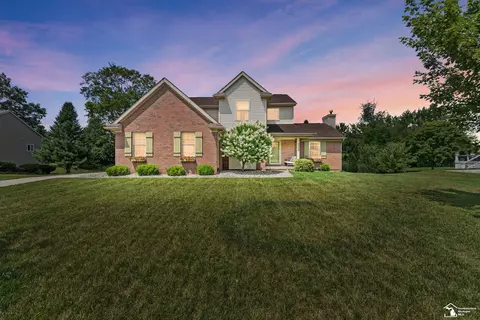 9072 Old Oak, Grand Blanc, MI 48439