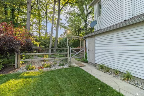 Exterior - 6753 Lockmill, Temperance, MI 48182 photo 13 of 14