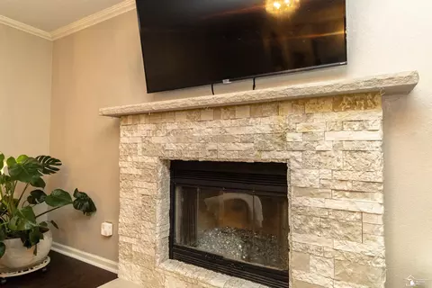 Living - 6753 Lockmill, Temperance, MI 48182 photo 2 of 4