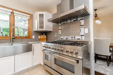 Kitchen - 6753 Lockmill, Temperance, MI 48182 photo 3 of 4