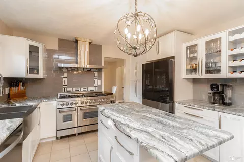 Kitchen - 6753 Lockmill, Temperance, MI 48182 photo 2 of 4