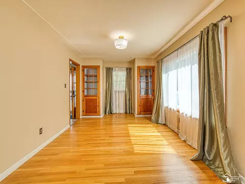 Living - 415 E Noble, Monroe, MI 48162 photo 4 of 7