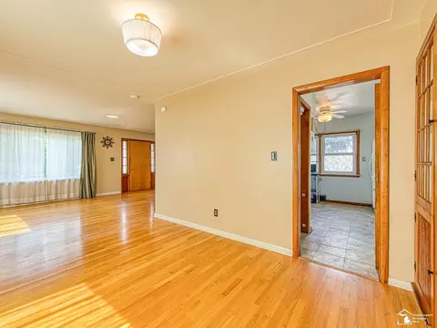 Living - 415 E Noble, Monroe, MI 48162 photo 5 of 7