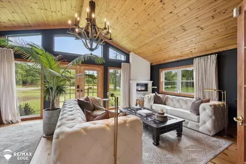 Living - 7236 Lapeer, Davison, MI 48423 photo 4 of 4