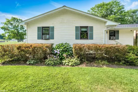 655 W Davison Lk, Oxford, MI 48371