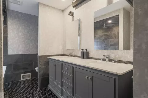 Bath - 331 Mckinley, Grosse Pointe Farms, MI 48236 photo 3 of 7