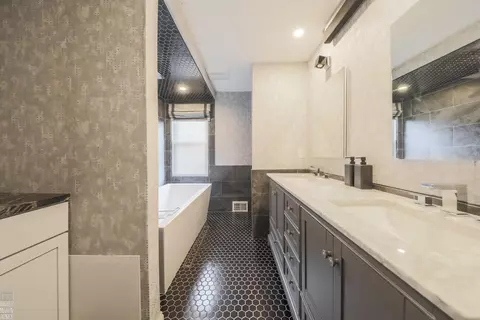 Bath - 331 Mckinley, Grosse Pointe Farms, MI 48236 photo 2 of 7