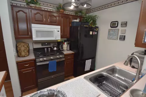 Kitchen - 321 Heritage #13, Algonac, MI 48001 photo 3 of 5