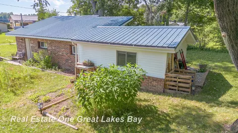444 W Crawford, Sanford, MI 48657