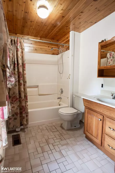 Bath - 22545 Pratt, Armada, MI 48005 photo 1 of 1