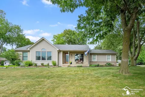 24575 Halley Cres, Grosse Ile, MI 48138