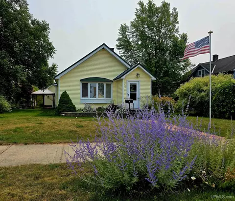 207 W Avenue B, Newberry, MI 49868