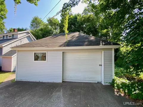 702 Empire, Ishpeming, MI 49849 photo 2