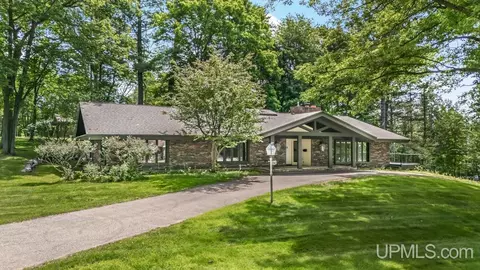 1240 Golfview, Iron Mountain, MI 49801