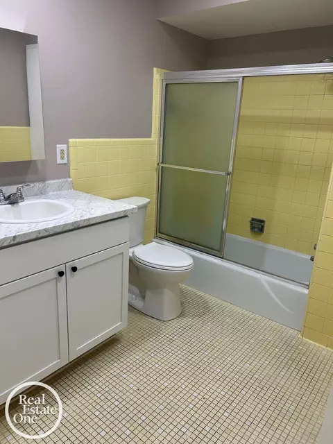 Bath - 483 Allard, Grosse Pointe Farms, MI 48236 photo 1 of 3