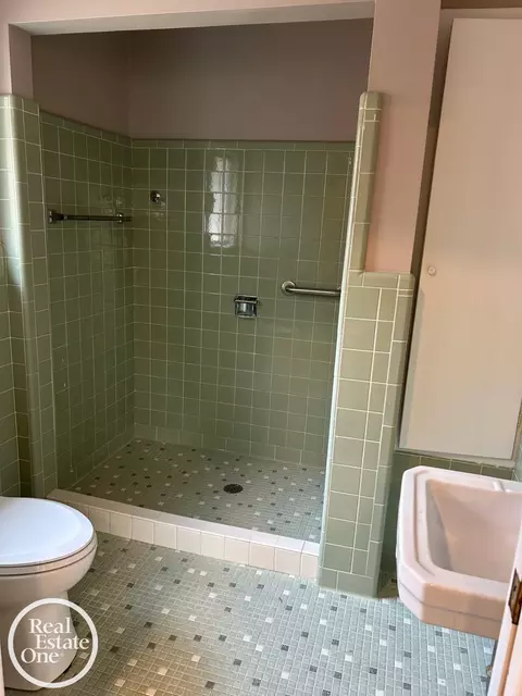 Bath - 483 Allard, Grosse Pointe Farms, MI 48236 photo 2 of 3