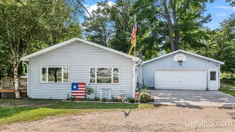 5373 18th, Escanaba, MI 49829 photo 2