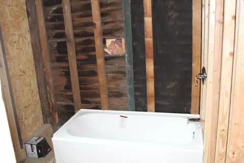 Bath - 4344 E Carpenter, Flint, MI 48506 photo 1 of 2
