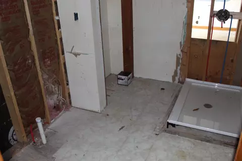 Bath - 4344 E Carpenter, Flint, MI 48506 photo 2 of 2