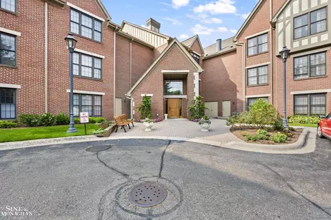 58 Pointe Park, Grosse Pointe Park, MI 48230