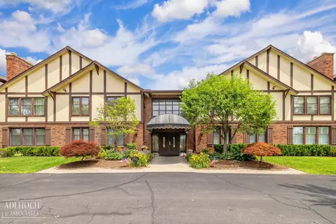 1750 Vernier #6, Grosse Pointe Woods, MI 48236
