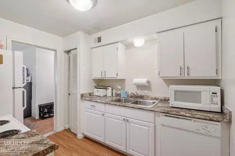 Kitchen - 1750 Vernier #6, Grosse Pointe Woods, MI 48236 photo 2 of 4