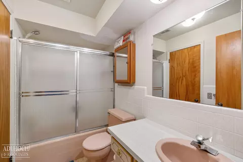 Bath - 1750 Vernier #6, Grosse Pointe Woods, MI 48236 photo 1 of 2