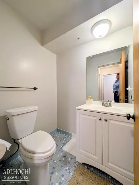 Bath - 1750 Vernier #6, Grosse Pointe Woods, MI 48236 photo 2 of 2